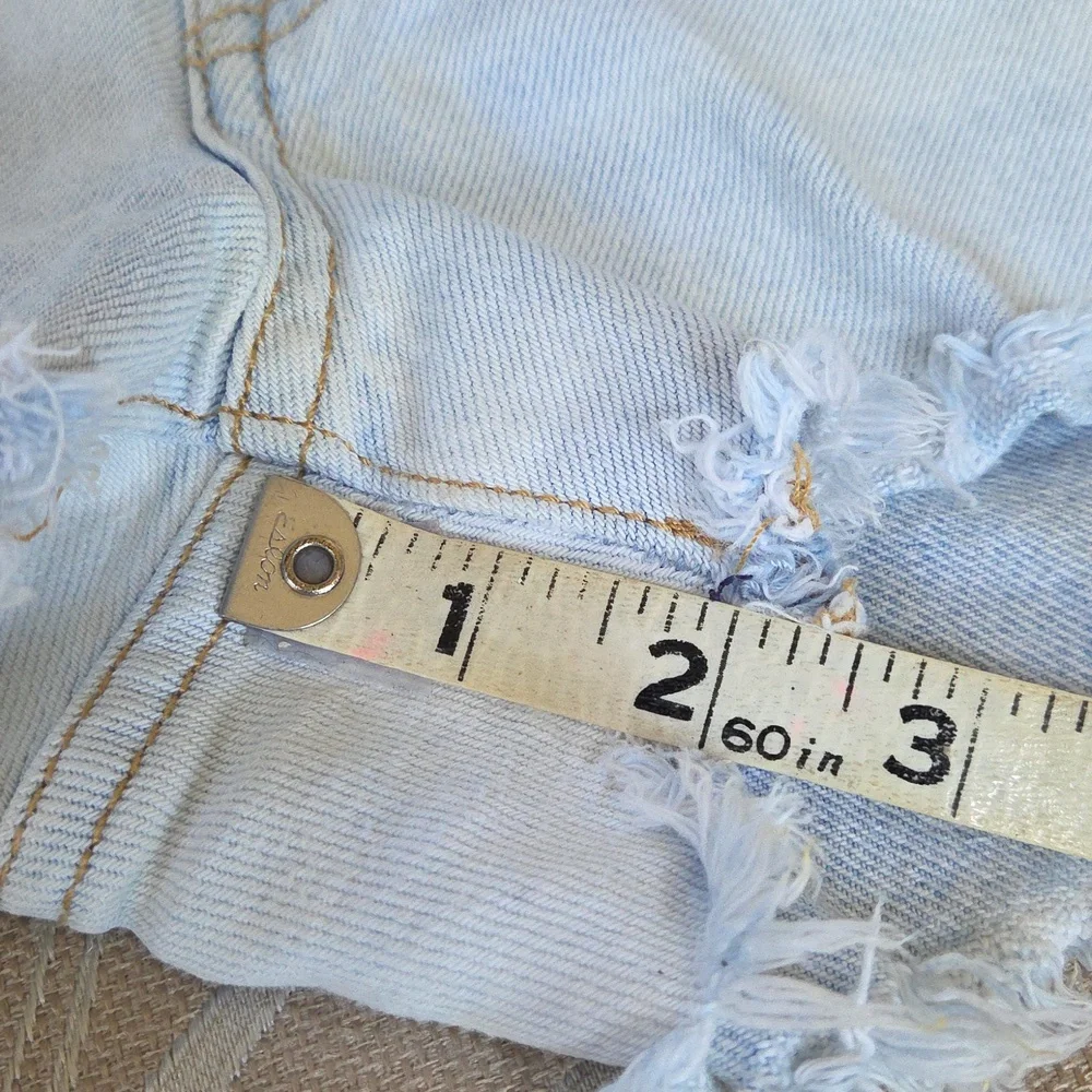 NWOT, Levi's Daisy 501 Cut-off Shorts!